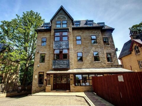 Picture of the outside of Oak Lodge Mental Health